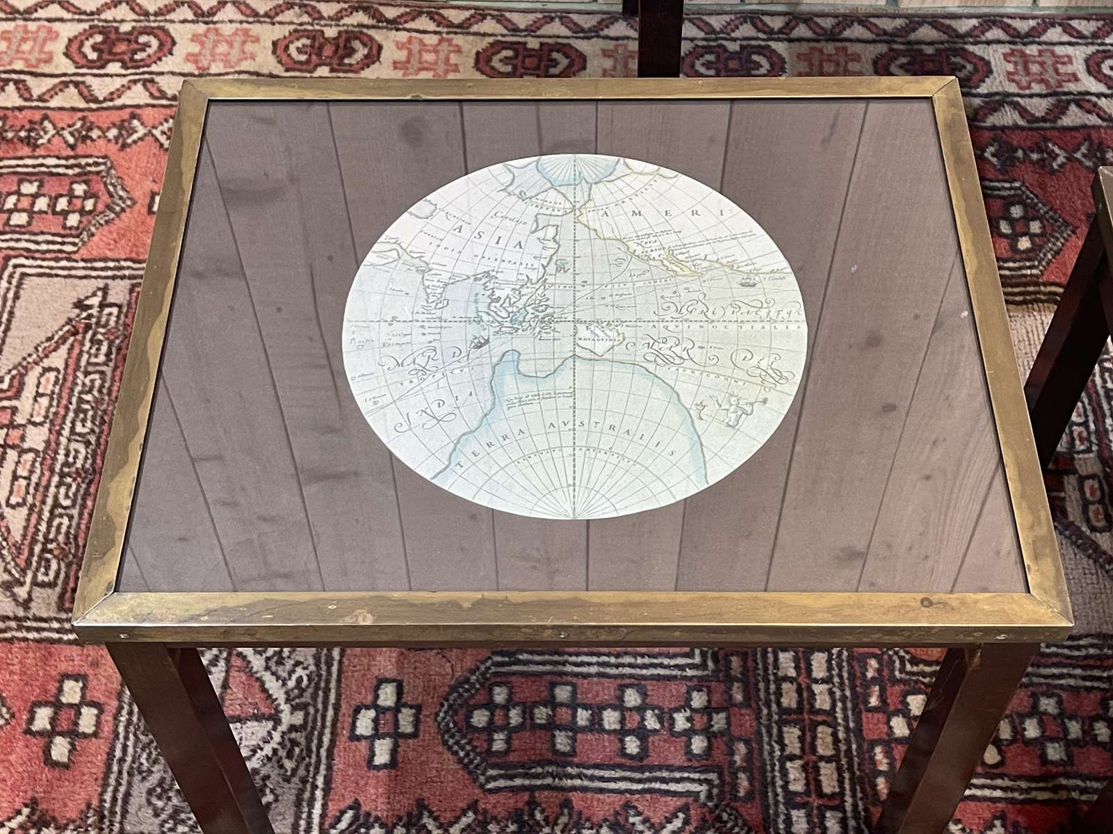Tables gigognes mappemondes en acajou, verre et laiton - années 50