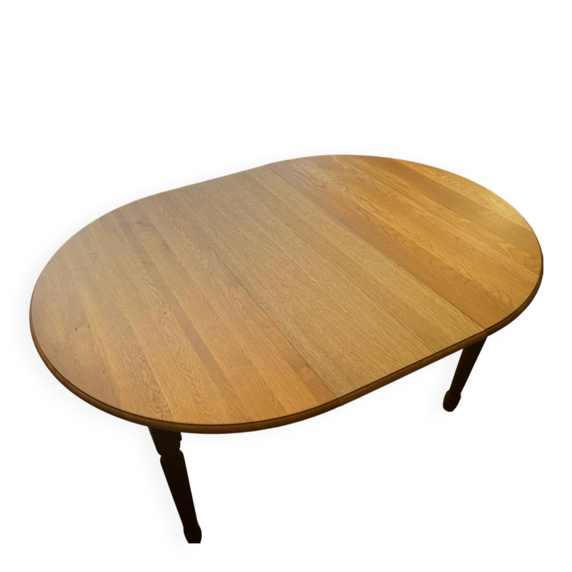 Extendable dining table for 4-8 people.