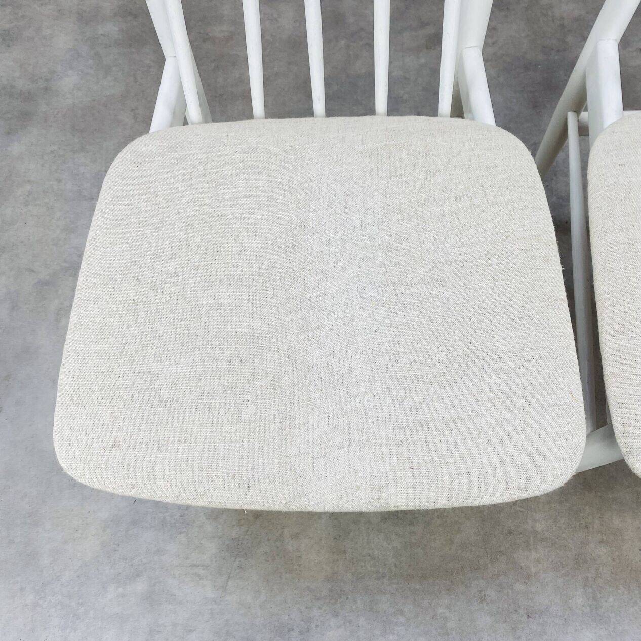 2 Scandinavian slatted chairs, white, from the 1960s.