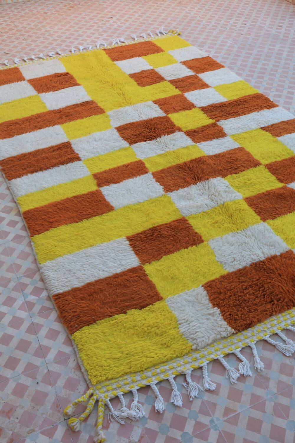 Tapis berbère marocain béni ouarain damiers jaune et marron
