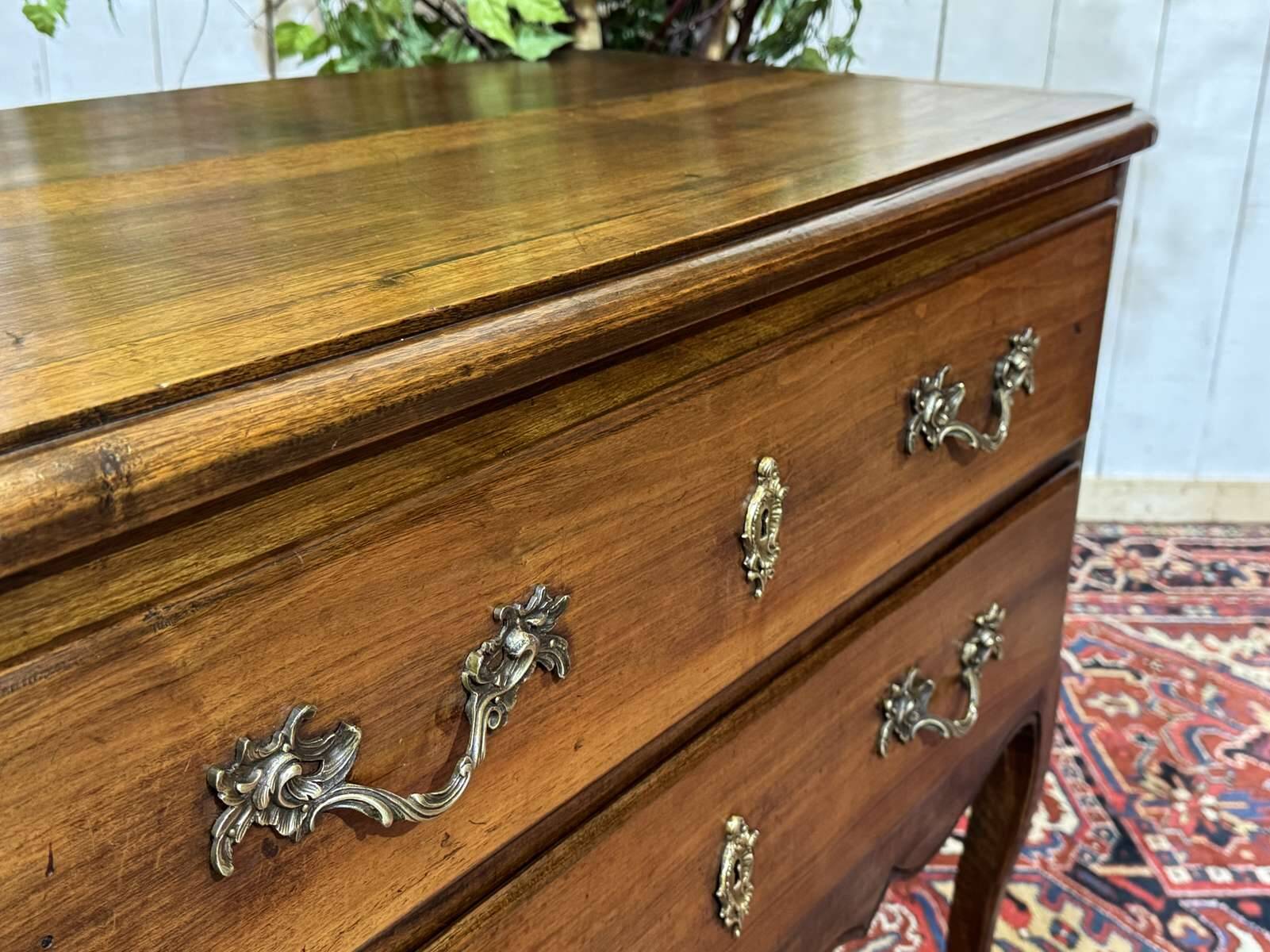 Commode 2 tiroirs de style Louis XV fin XIXème en noyer et peuplier