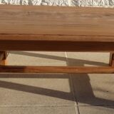 Table basse en chêne à pieds joints par une entretoise