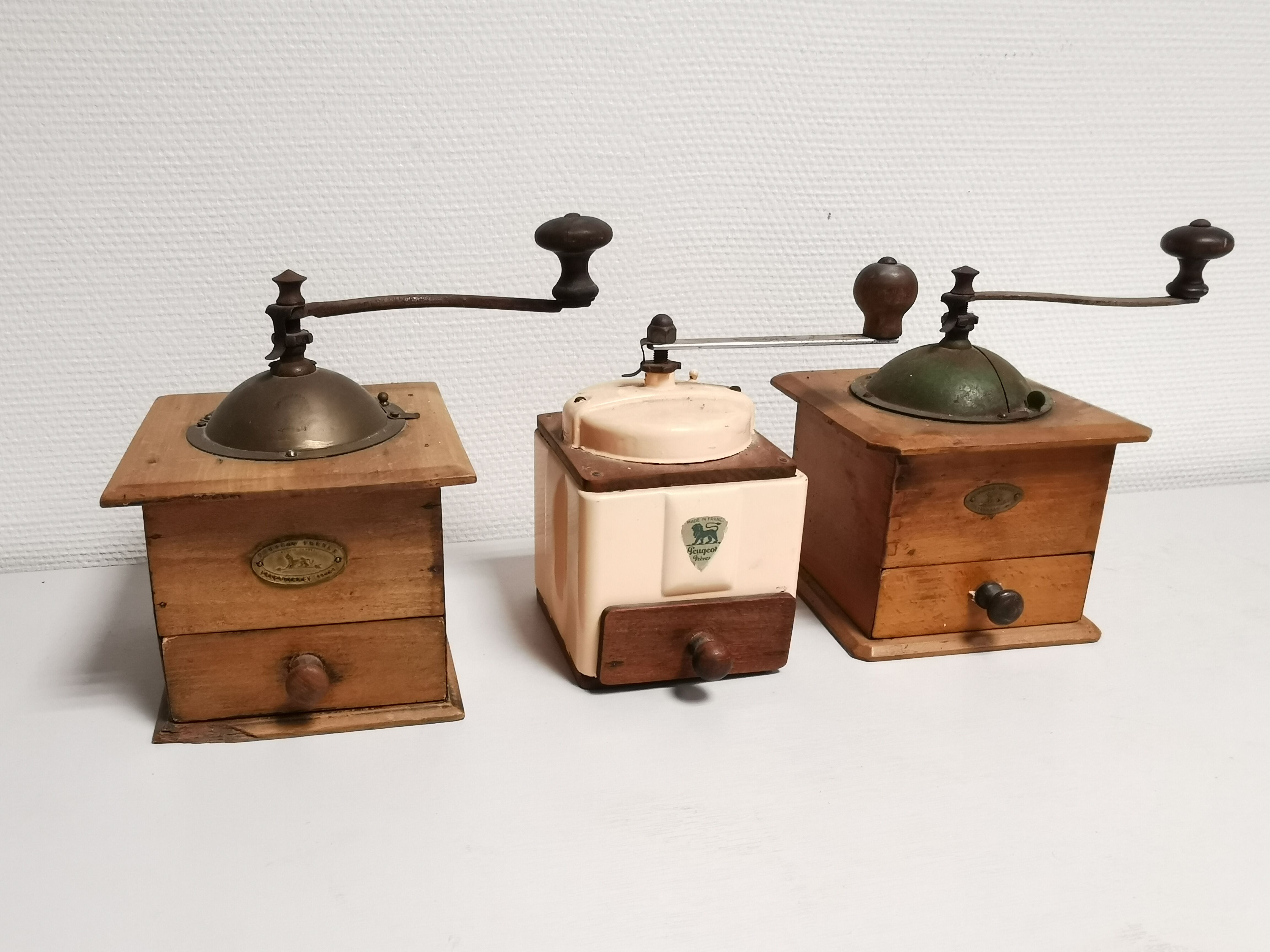 Set of 3 old vintage Peugeot coffee grinders. deco Cuisne Vintage restaurant