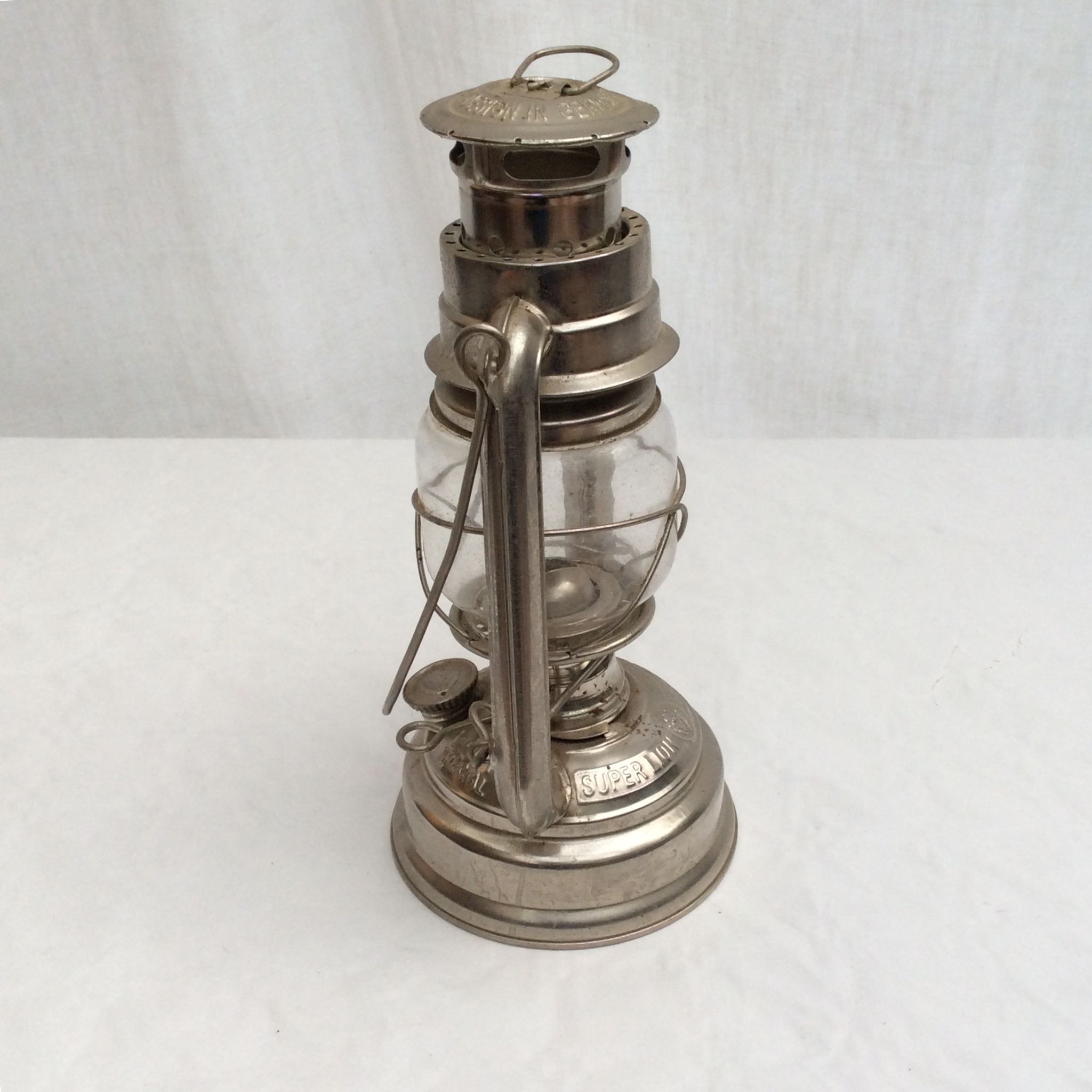 Ancienne lampe à pétrole lanterne design W.Germany numérotés dimension : hauteur -26cm- L-15,5cm-