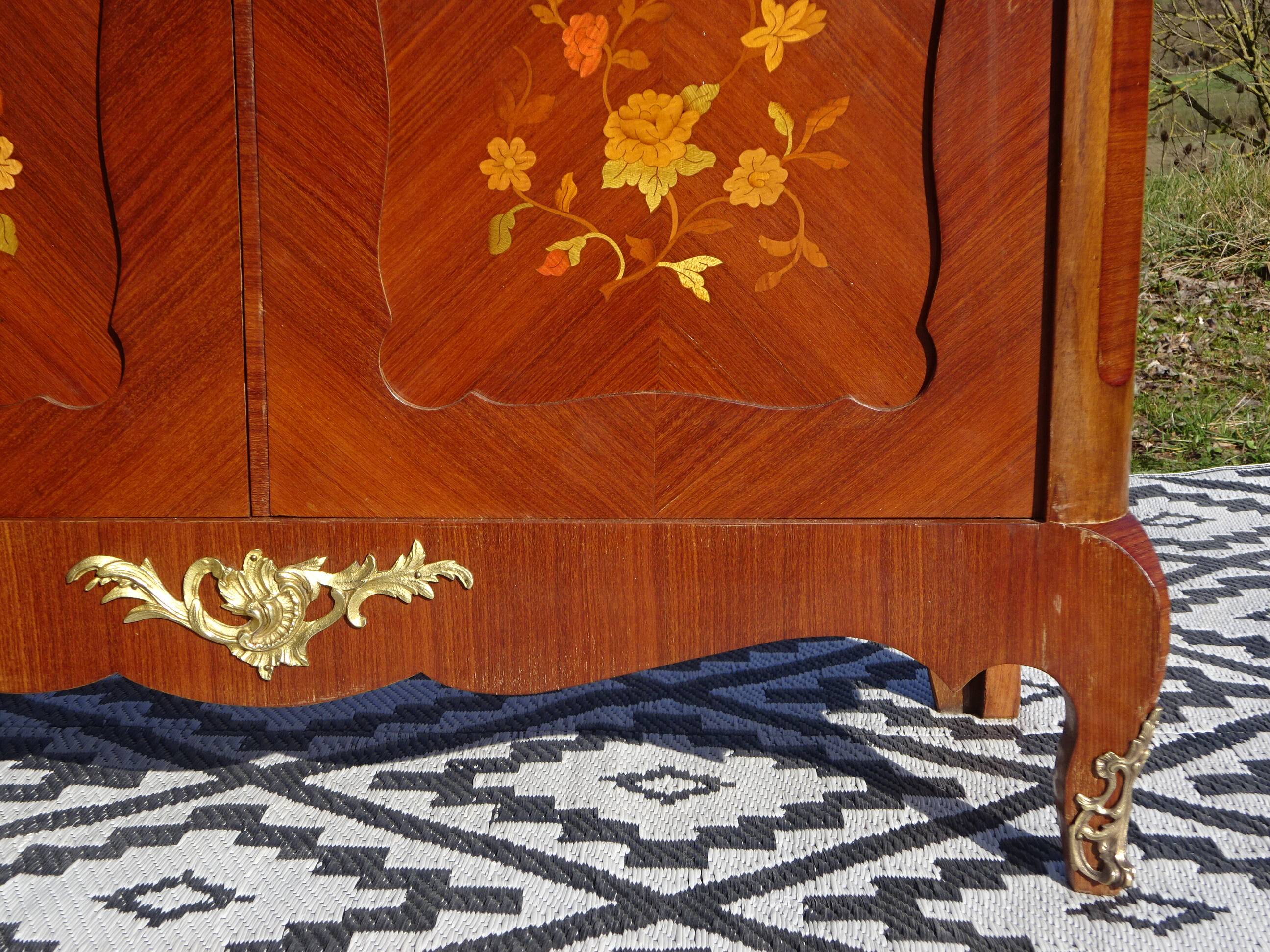 Glass library with rosewood marquetry in the Louis XV style.