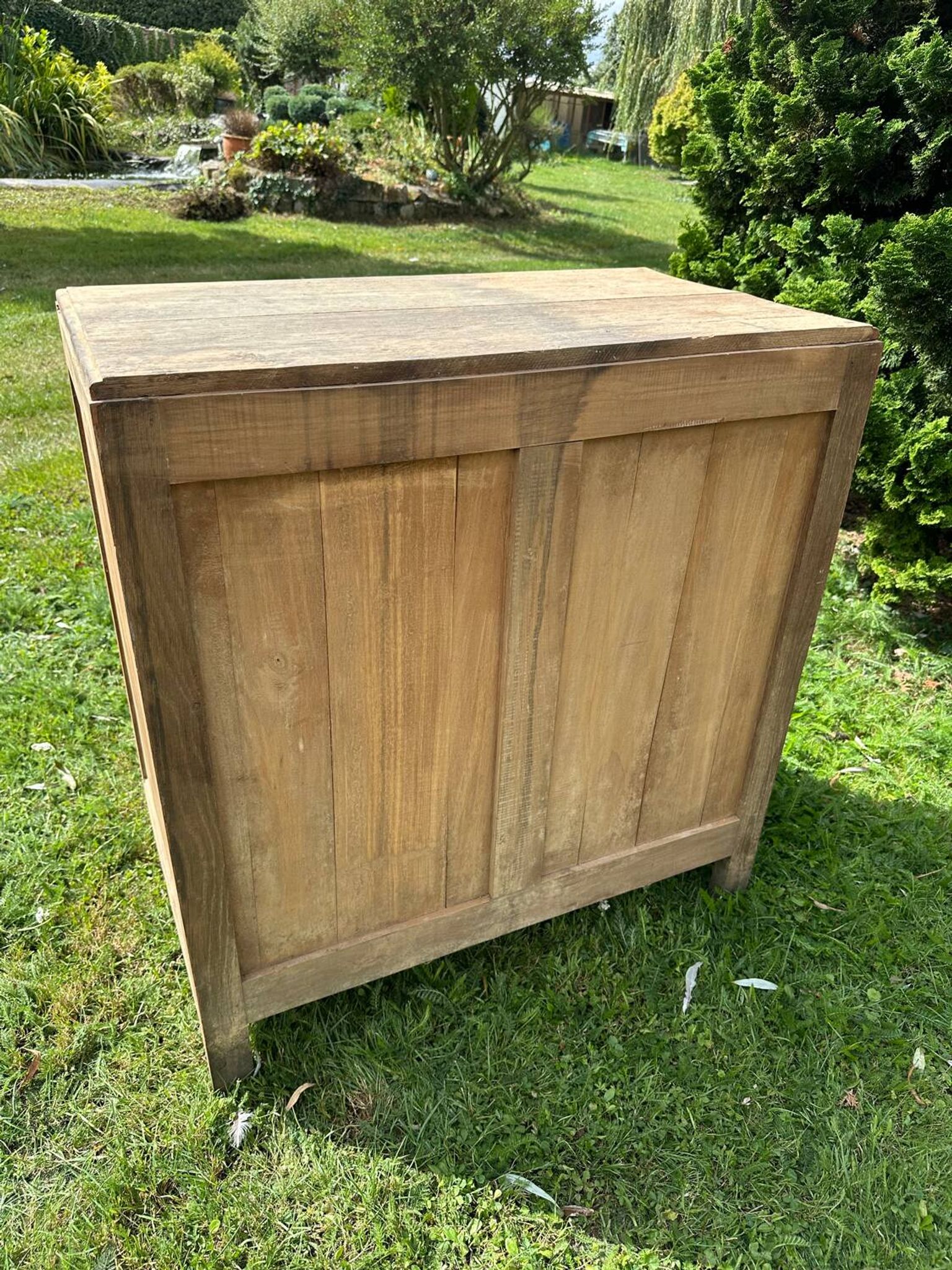 Commode vintage en bois massif sculpté – 4 tiroirs