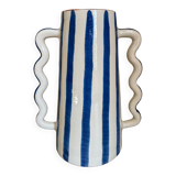 Vase en céramique rayé bleu  et blanc aux anses ondulées abstrait fait-main