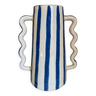 Vase en céramique rayé bleu  et blanc aux anses ondulées abstrait fait-main