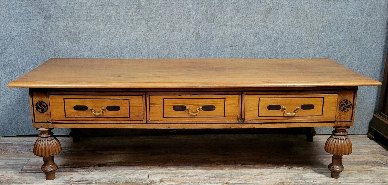 Very large English style coffee table in walnut from the 20th century