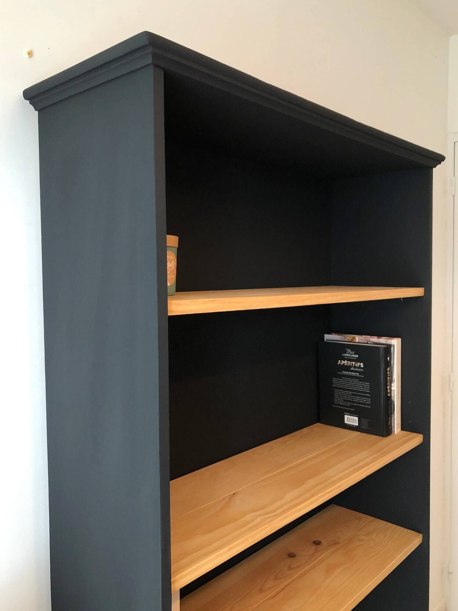 Bibliothèque des années 80 revisitée en noir et bois