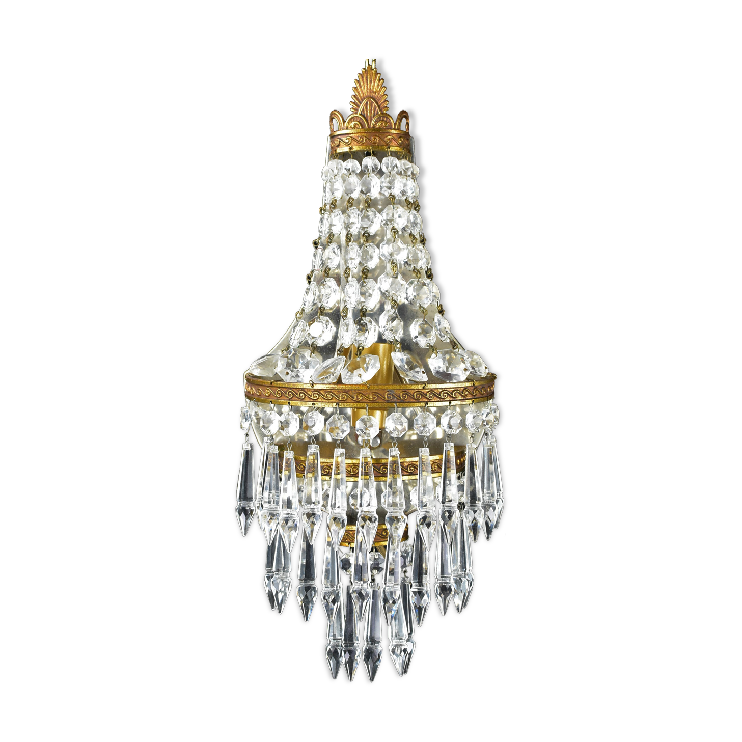 Applies glass tassels.