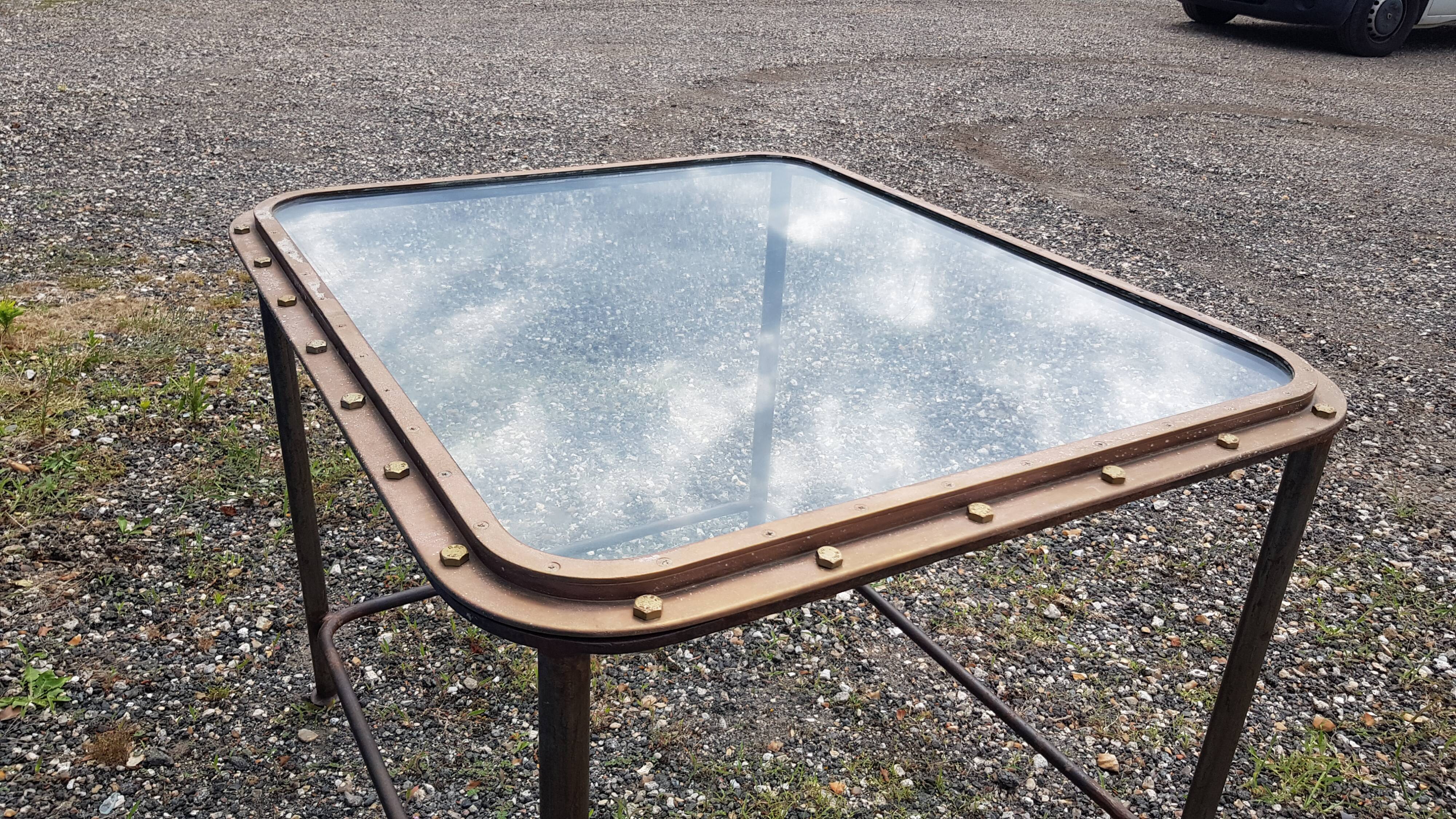 Table with an old ship porthole in brass and a metal base / 100 x 85 x 76 cm