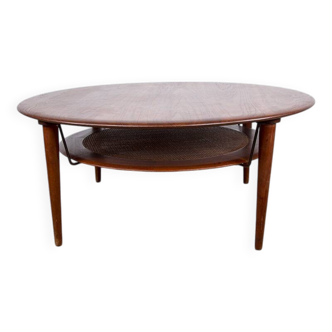 Table basse ronde Danoise en Teck, Laiton et Cannage, modèle FD 515 par Peter Hvidt 1960.