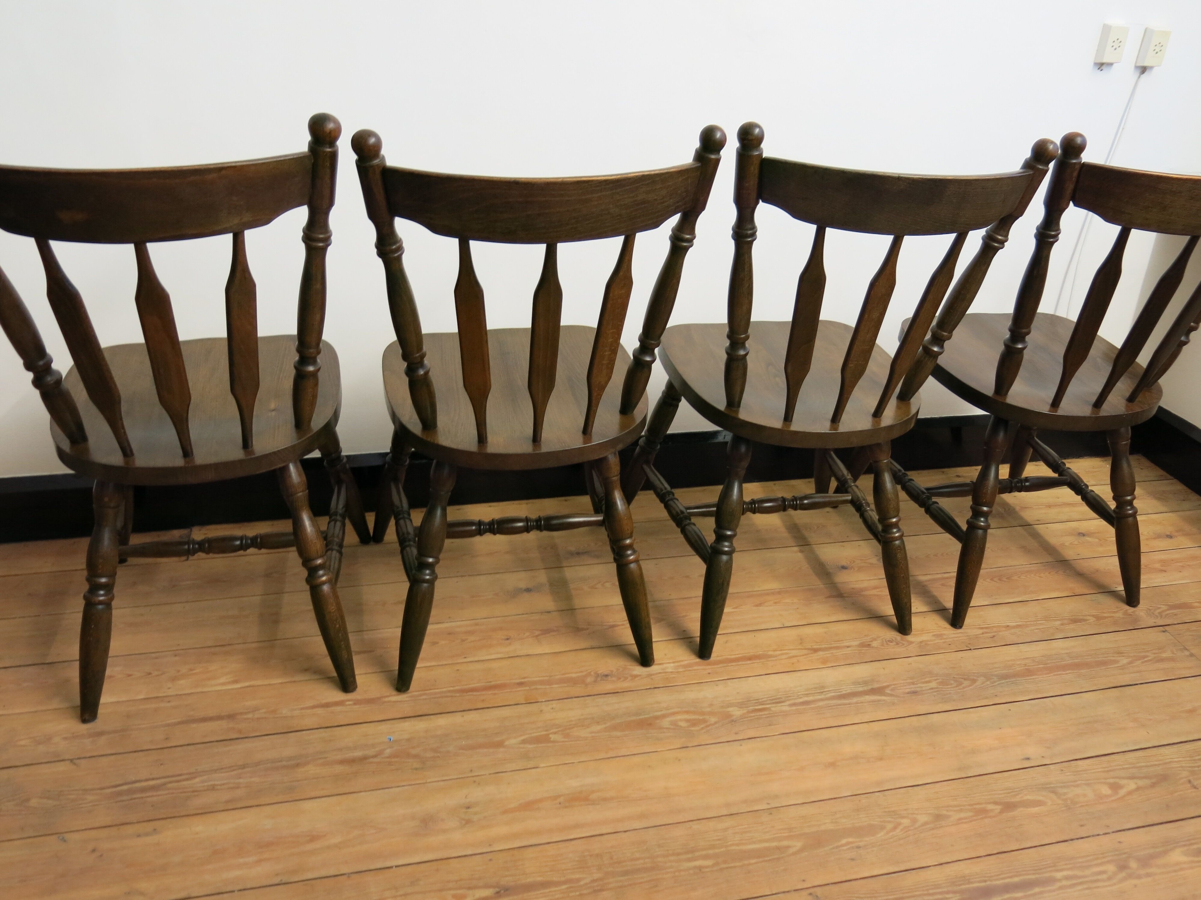 Ensemble de quatre chaises bistrot à barreaux