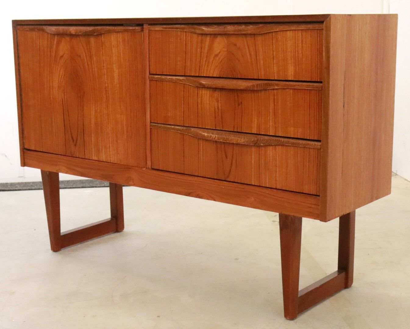 Compact english sideboard ́walsden ́ 106.5 cm