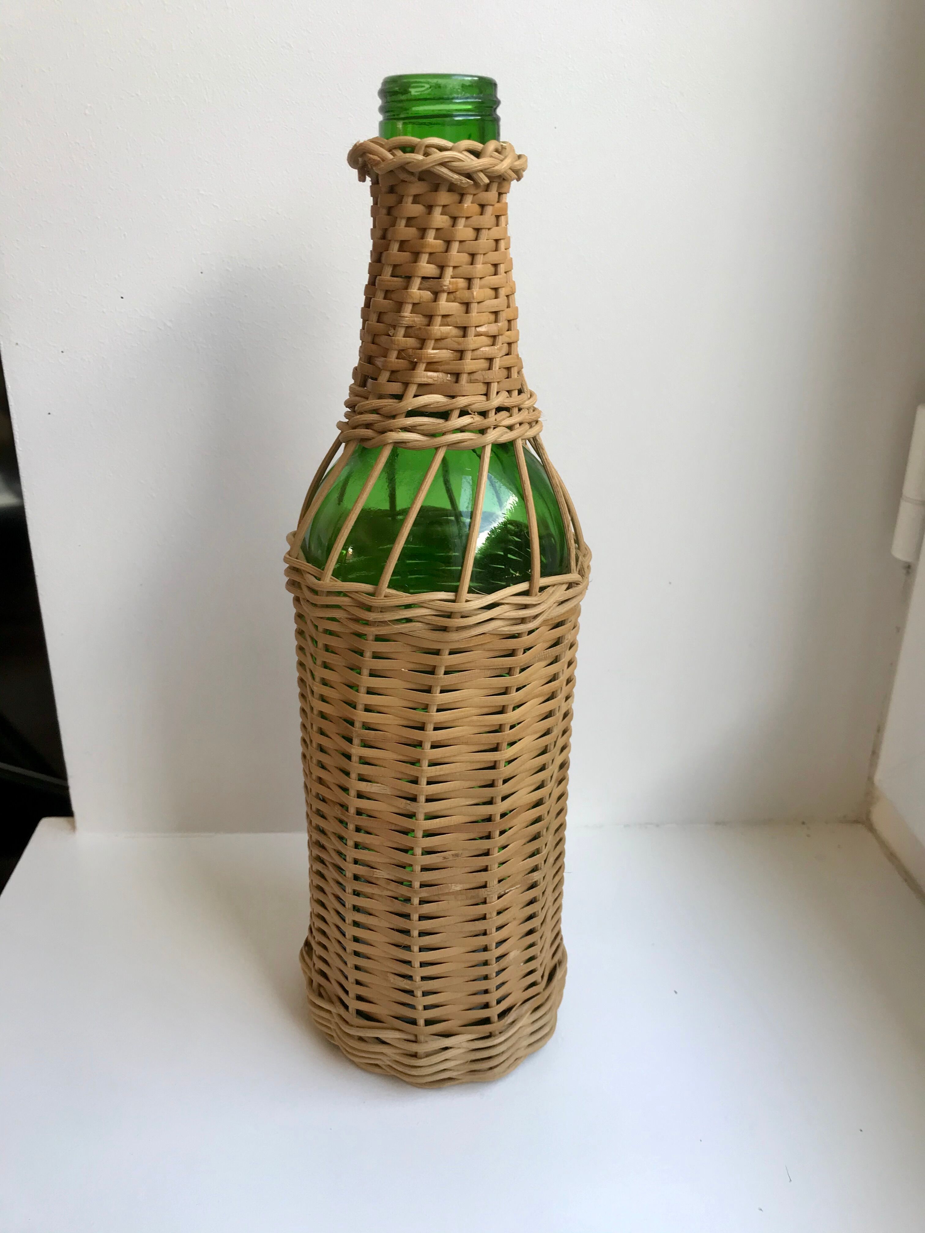 bouteille entourée de rotin années 70