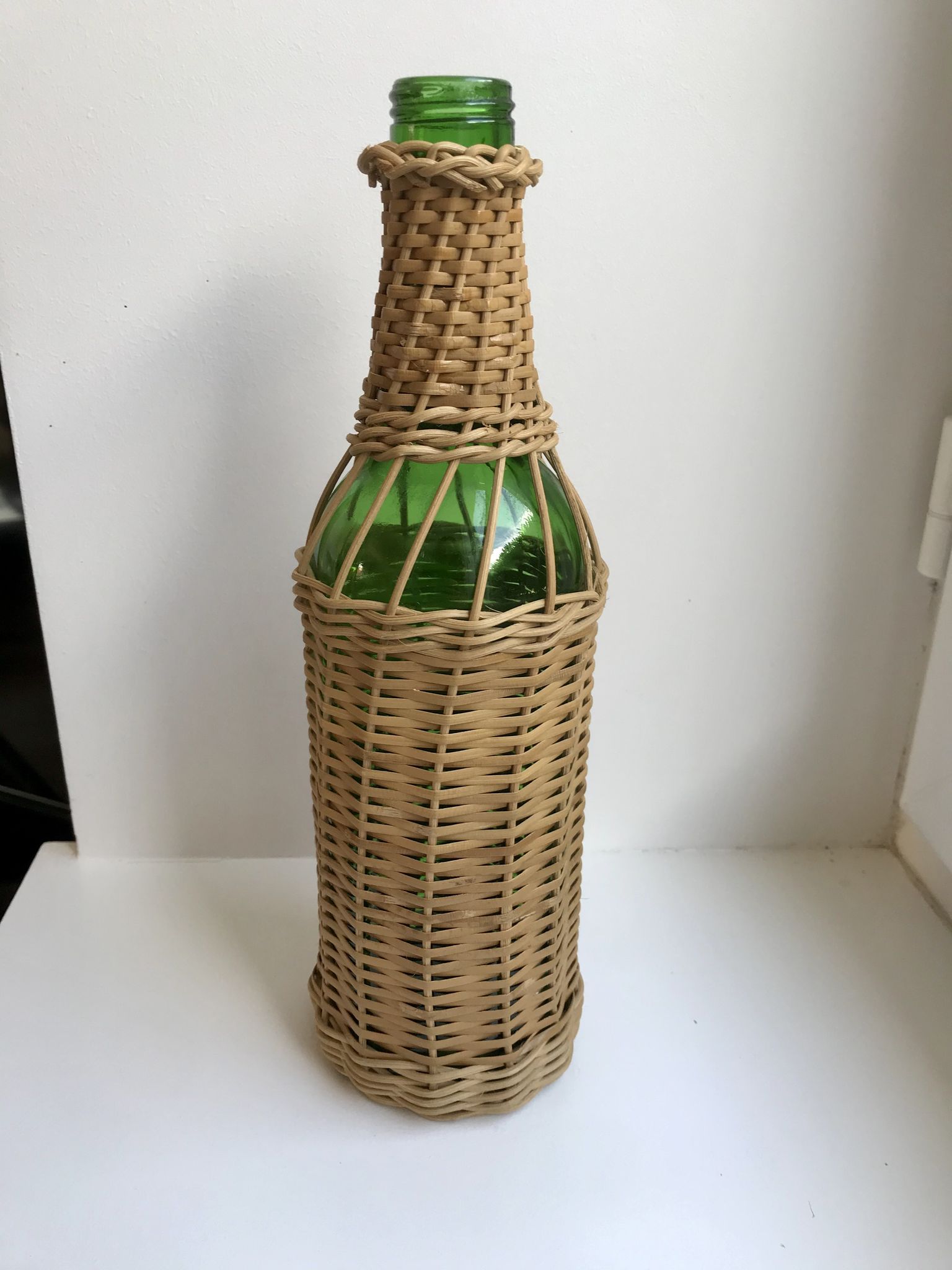 bouteille entourée de rotin années 70