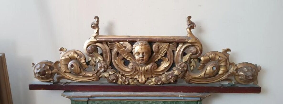 Fronton ancien en bois doré et sculpté du XIXe siècle