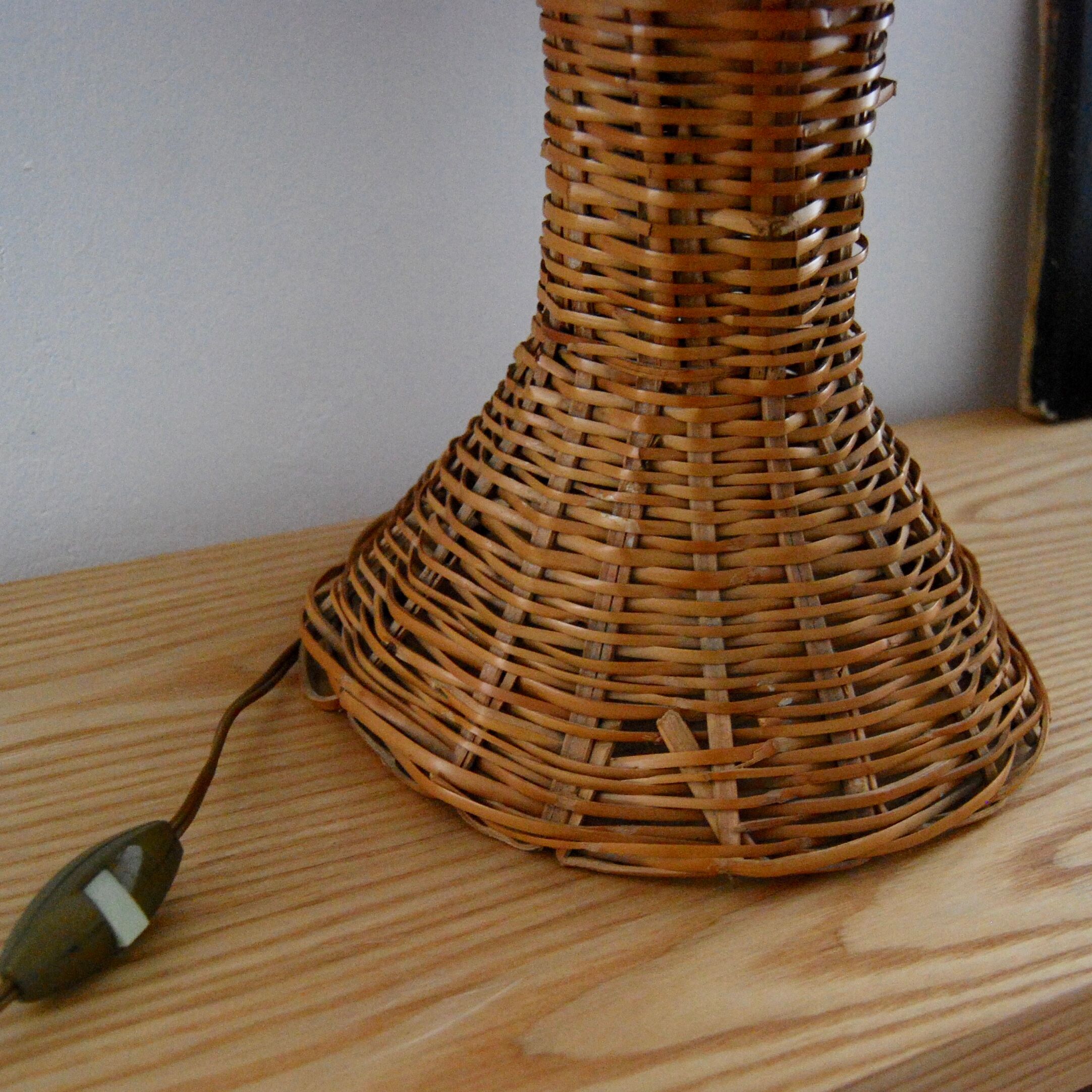 Rattan table lamp