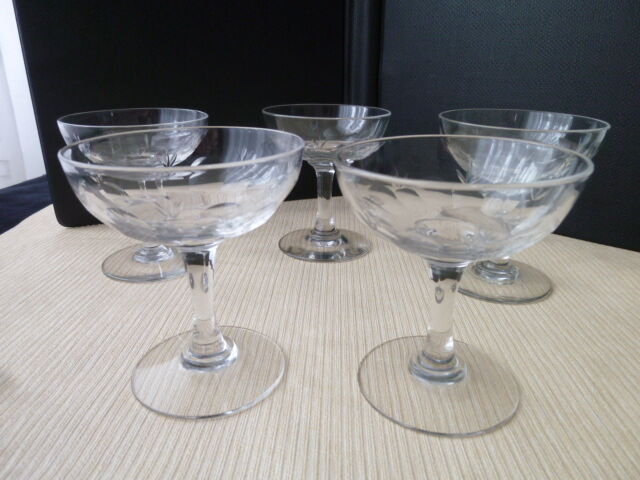 Set de 5 coupes à champagne anciennes en verre soufflé
