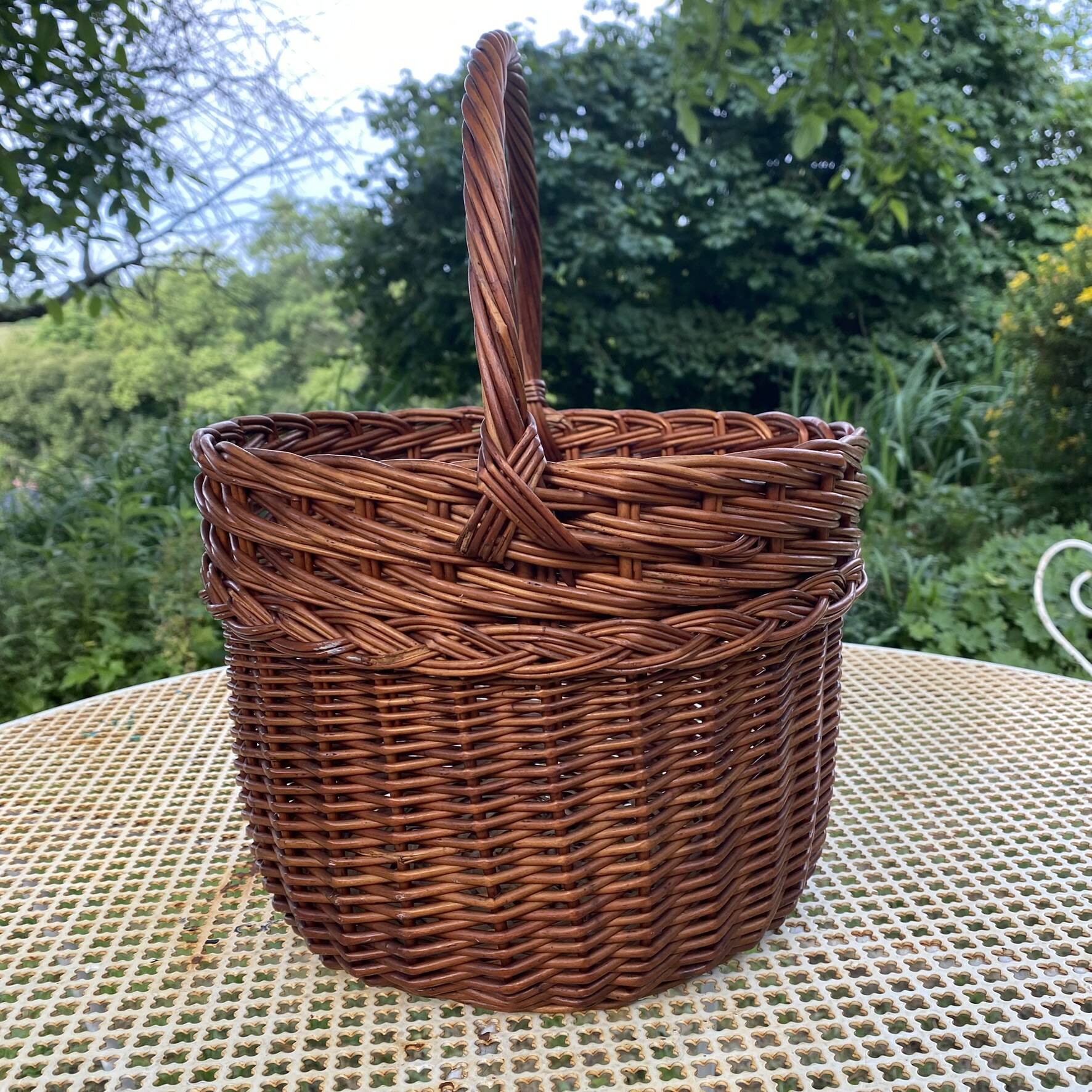 Woven wicker round basket