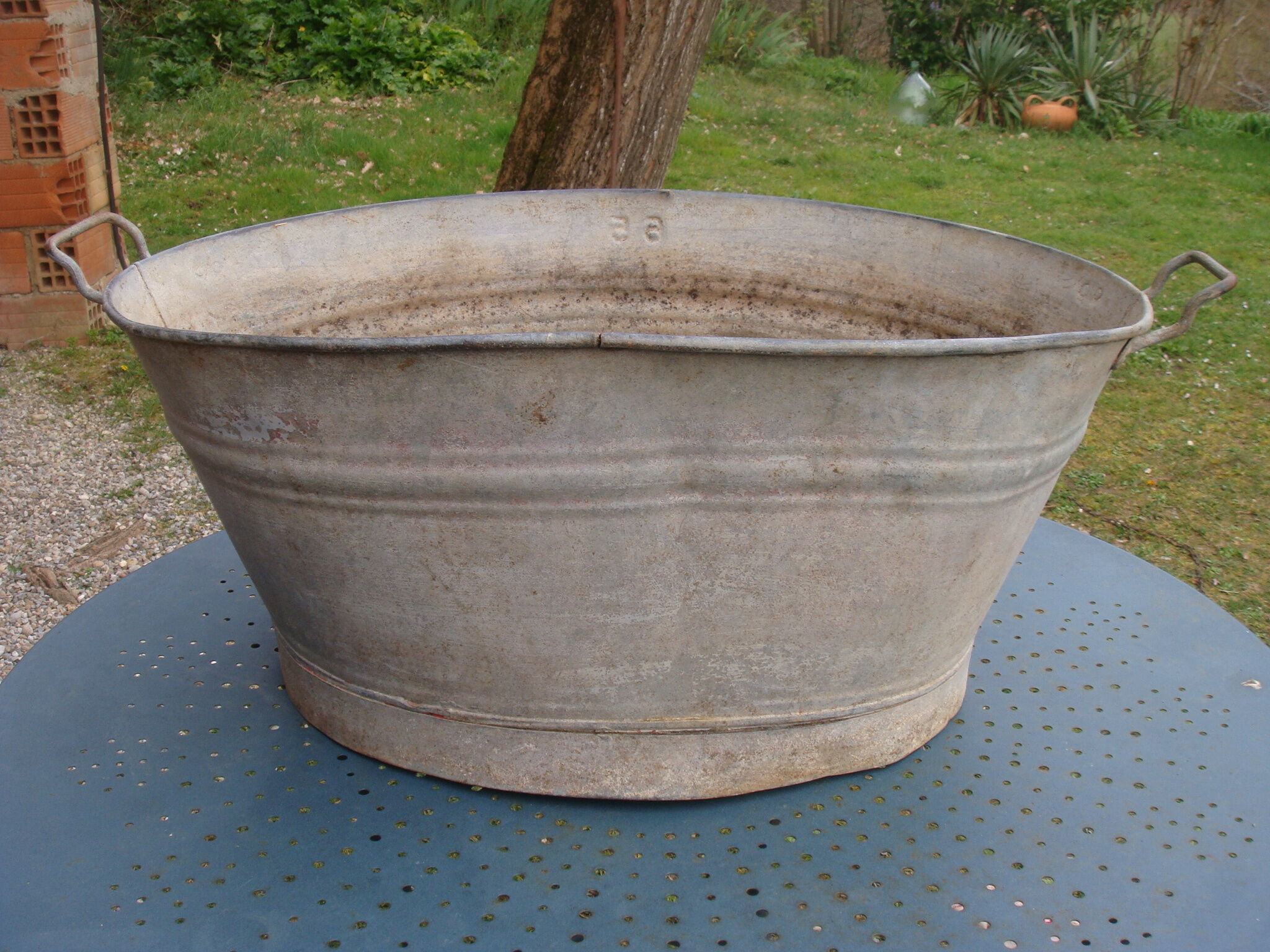 Old oval zinc basin 65 liters