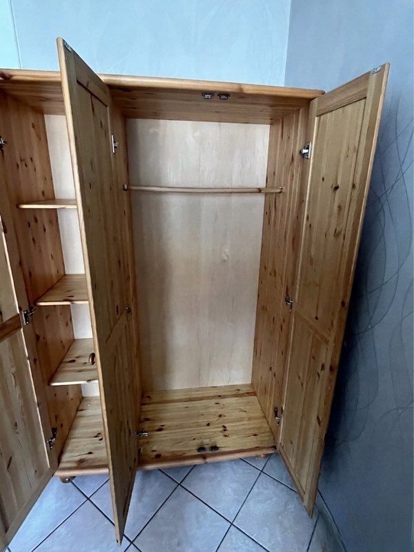 3-door wardrobe in solid pine (130x60x200 cm)
