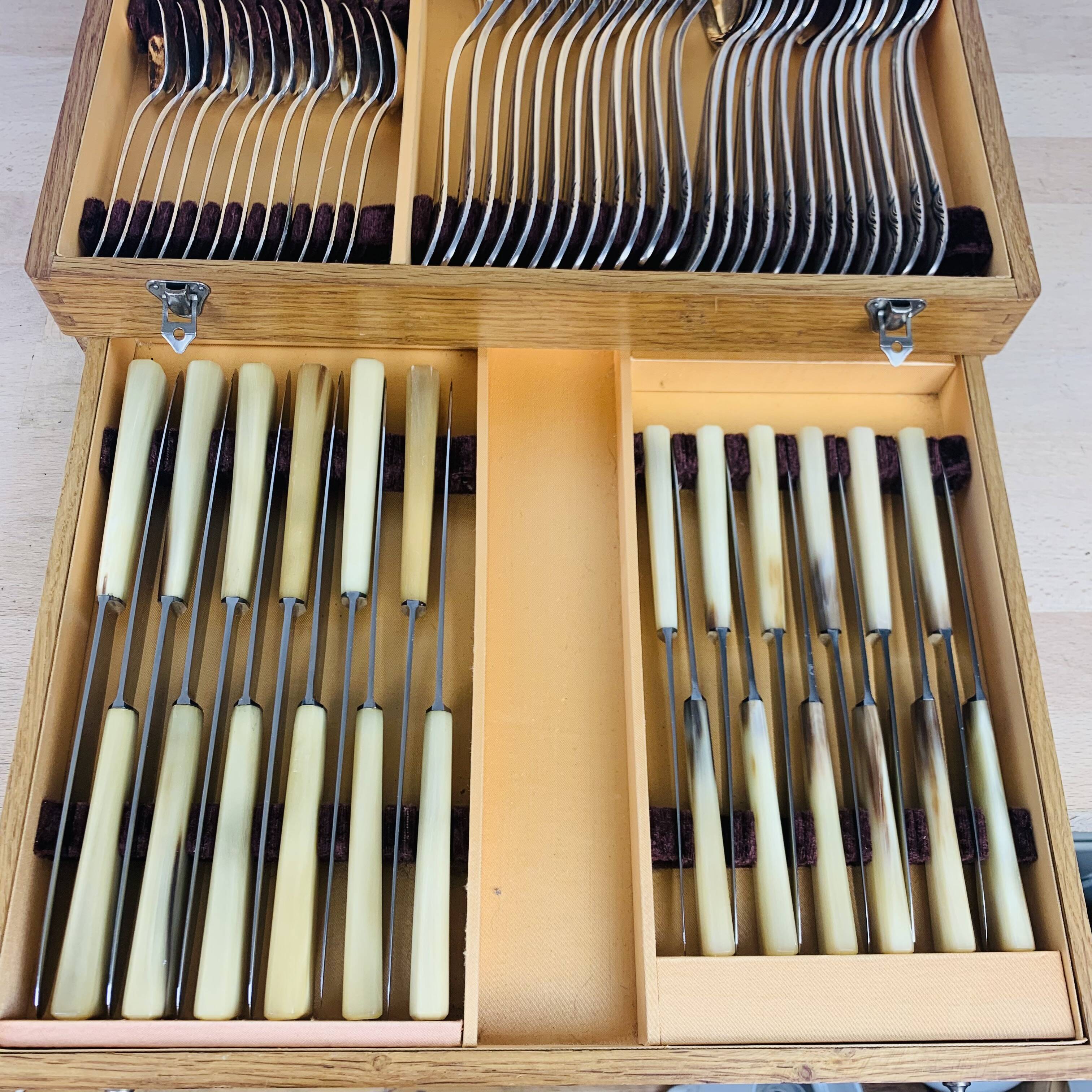 Deetjen silver metal cutlery set 39 pieces and 24 stainless steel knives
