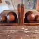 Paire de serre-livres en bois sculpté