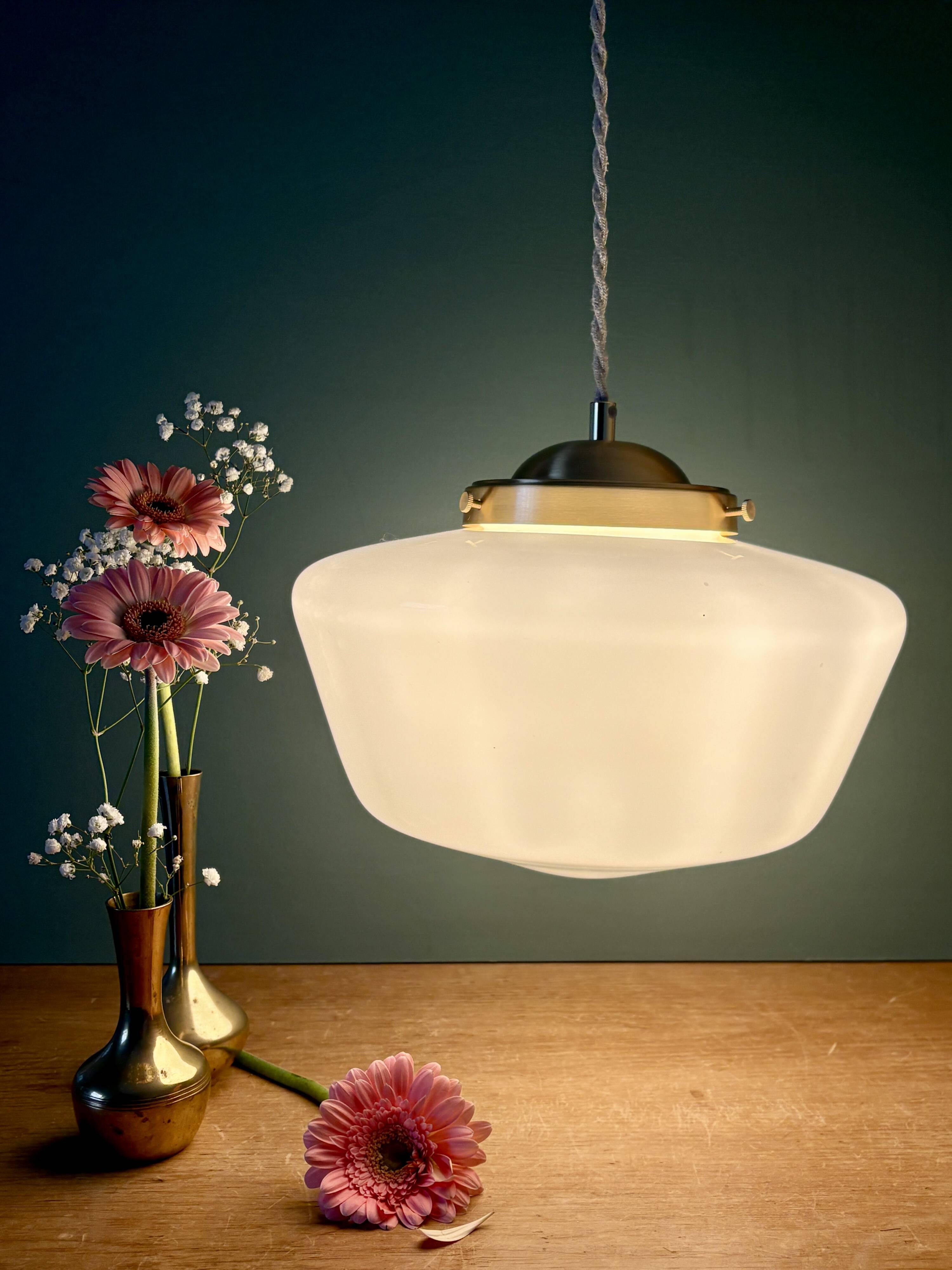 Suspension globe vintage en opaline blanche