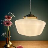 Suspension globe vintage en opaline blanche