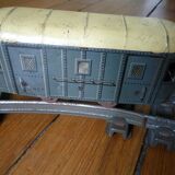 Old electric train: circuit, 2 locomotives and 2 wagons, circa 1950
