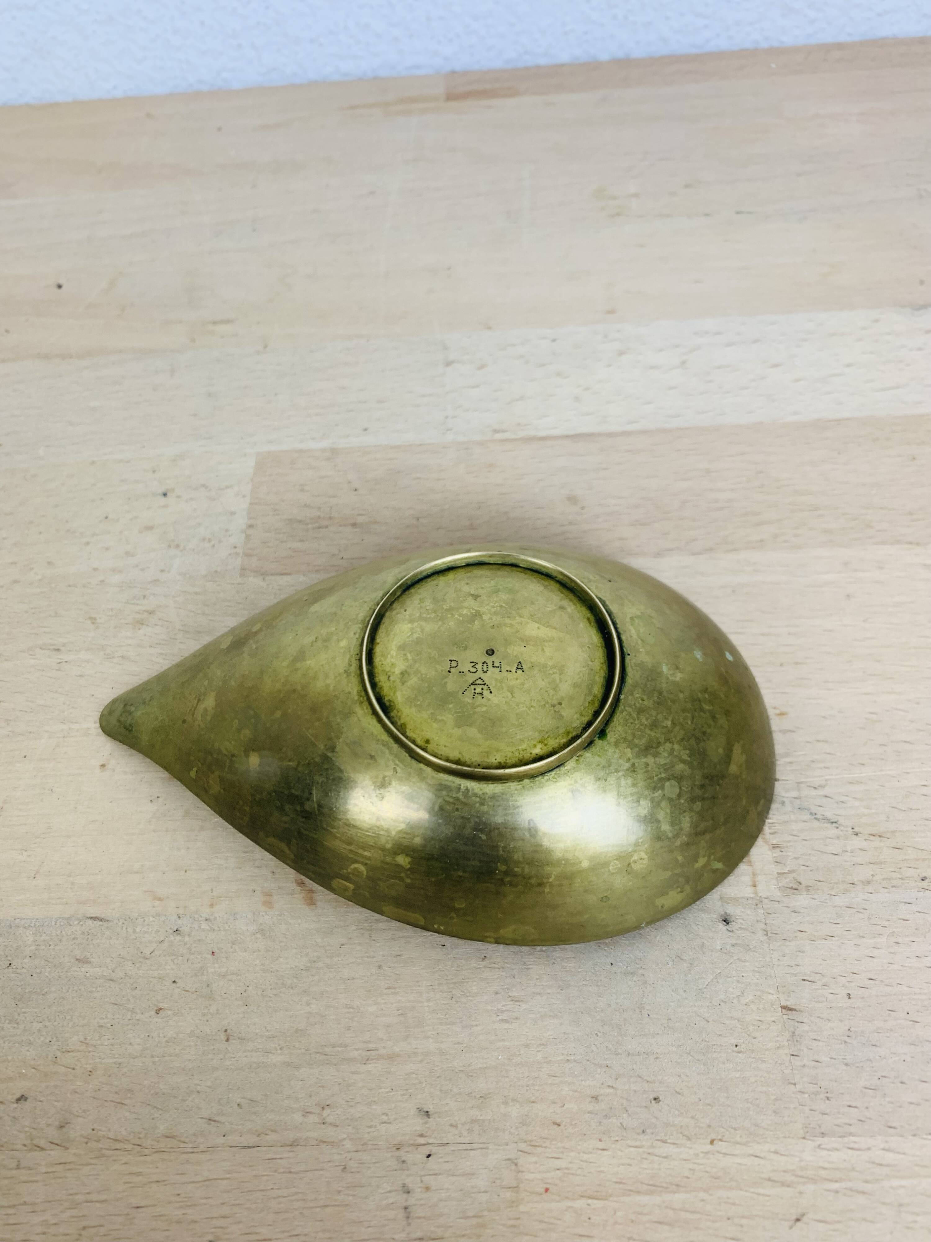 Organic pocket emptier in golden brass, drop