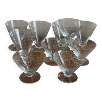 10 glasses with scroll decoration
