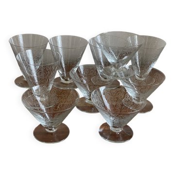 10 glasses with scroll decoration
