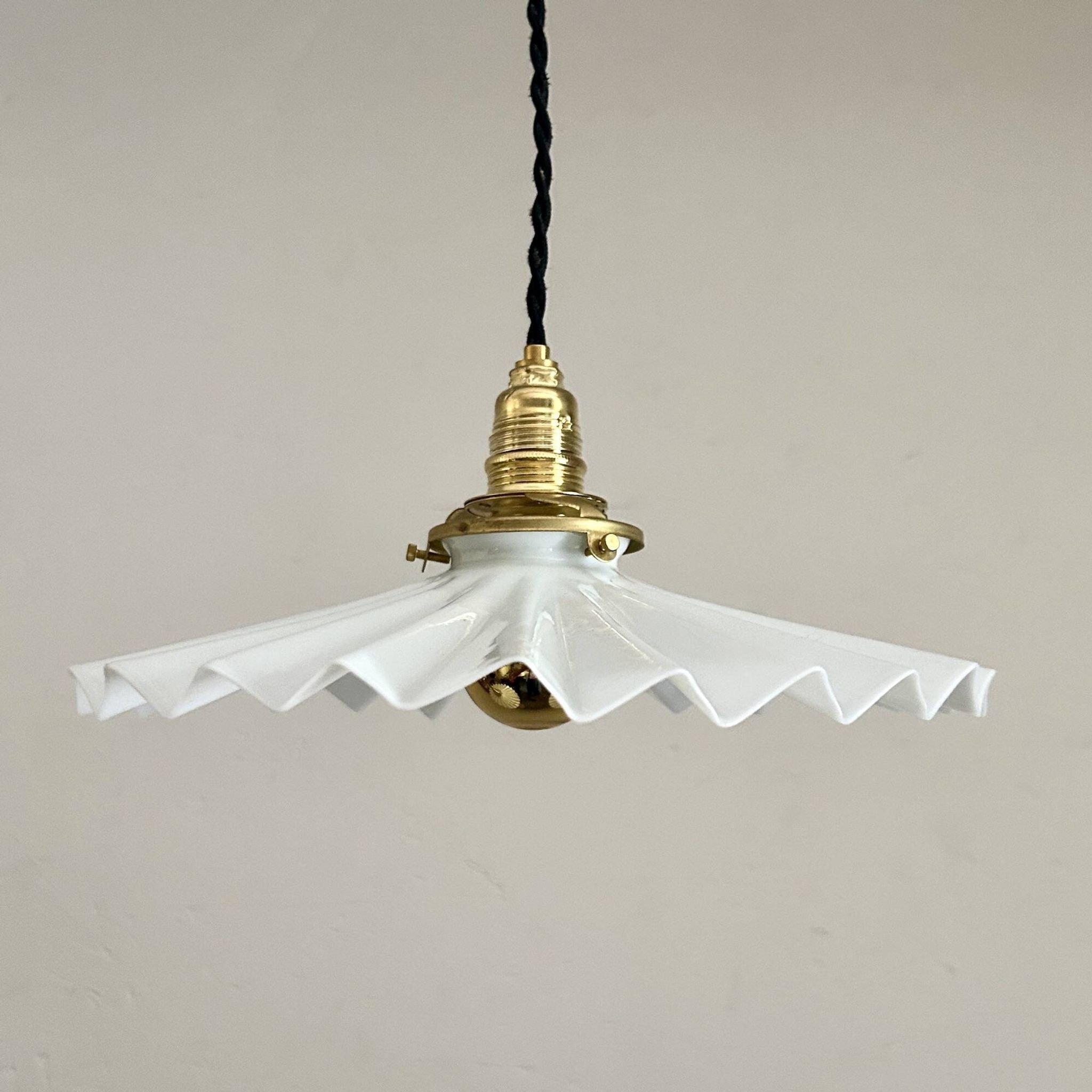 trio de suspensions en opaline crénelée