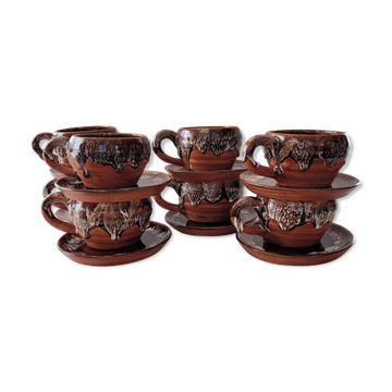 Lot de 8 tasses et sous tasses émaille coulant