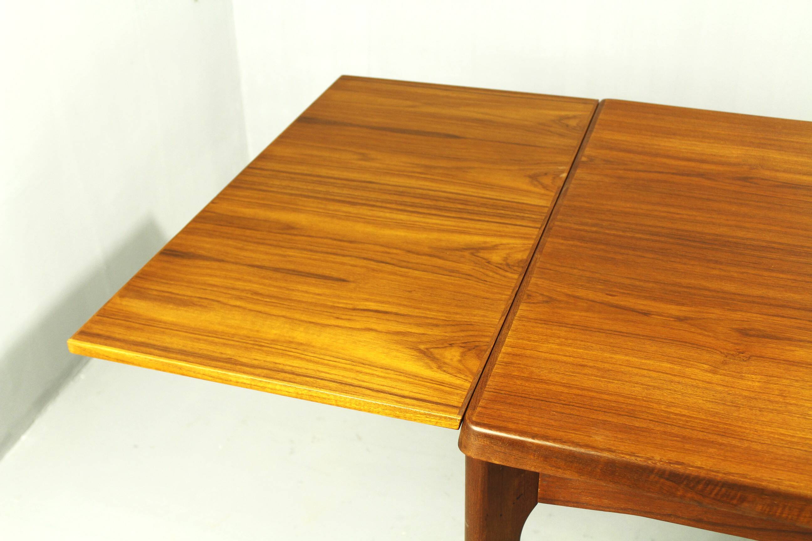 Table à manger en teck par Henning Kjaernulf, Danemark, années 1960.