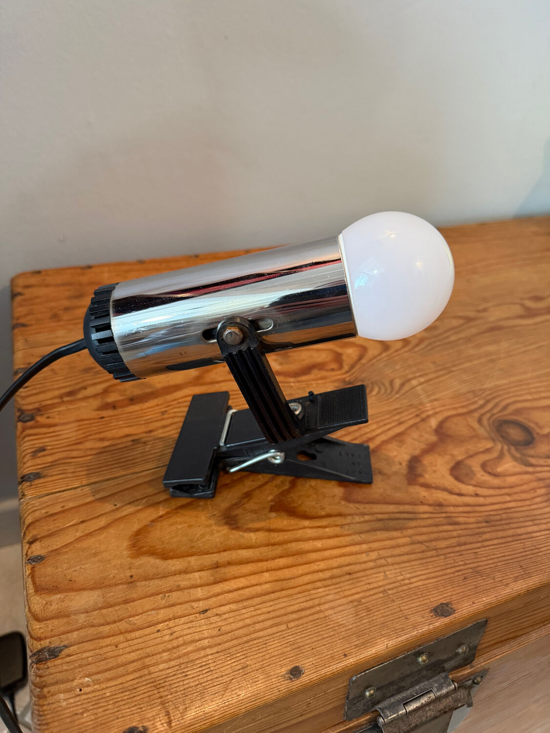 Clamp lamp/spotlight design made in Italy in chrome and black plastic.