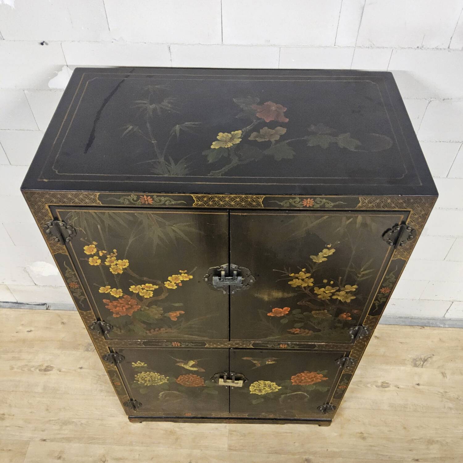 Cabinet vintage noir en laque chinoise avec fleurs et oiseaux / bohème