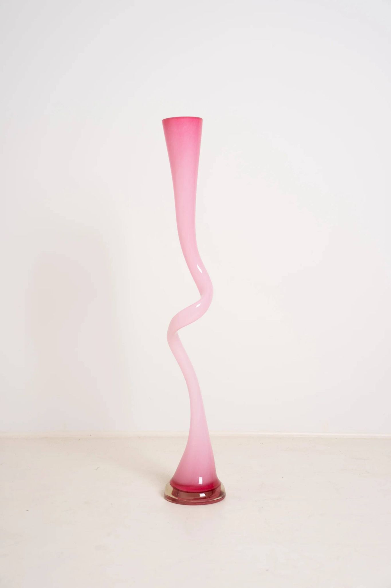 3 vases en verre rose tourbillonnant