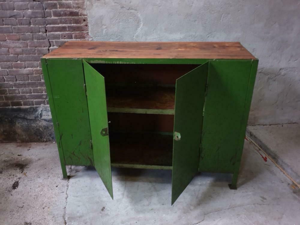 Comptoir industriel en acier vert