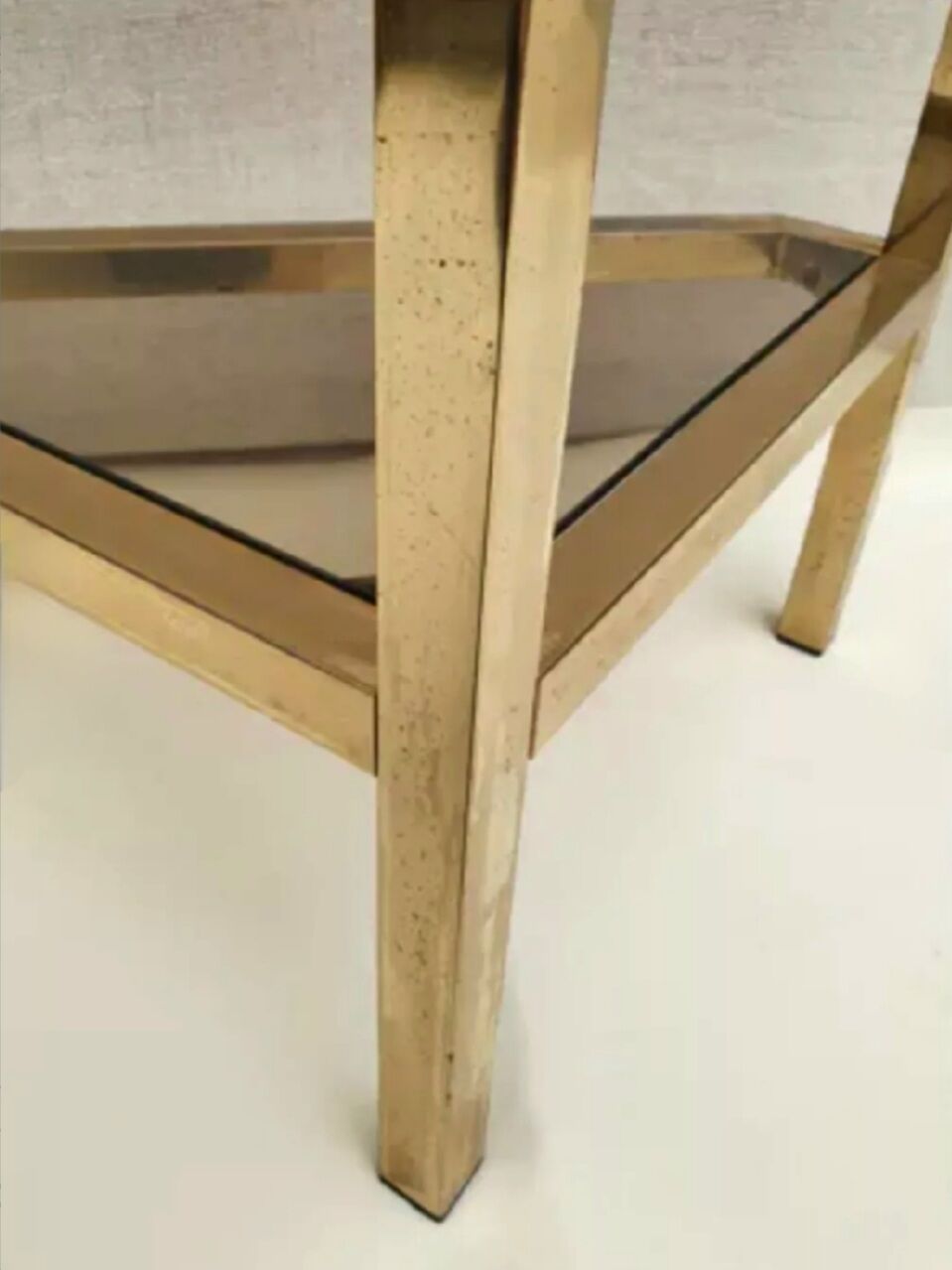Étagère d'angle dorée