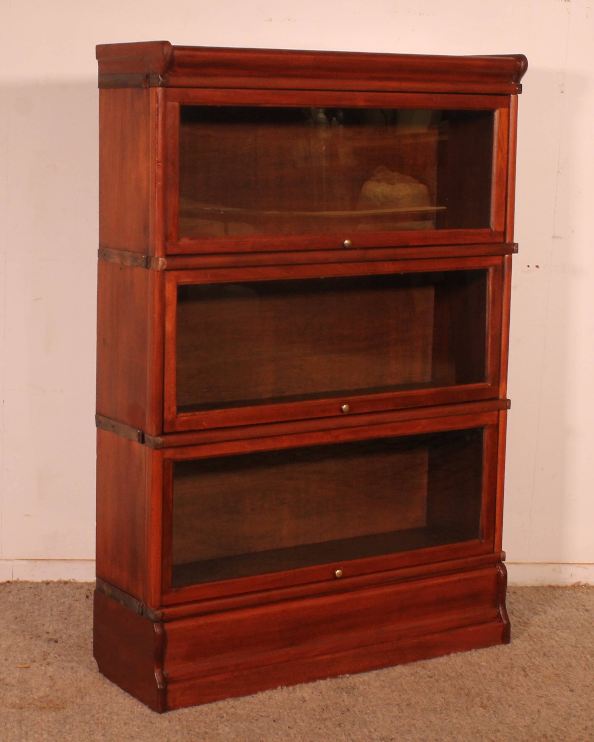 Globe Wernicke Library in mahogany, consisting of 3 pieces.