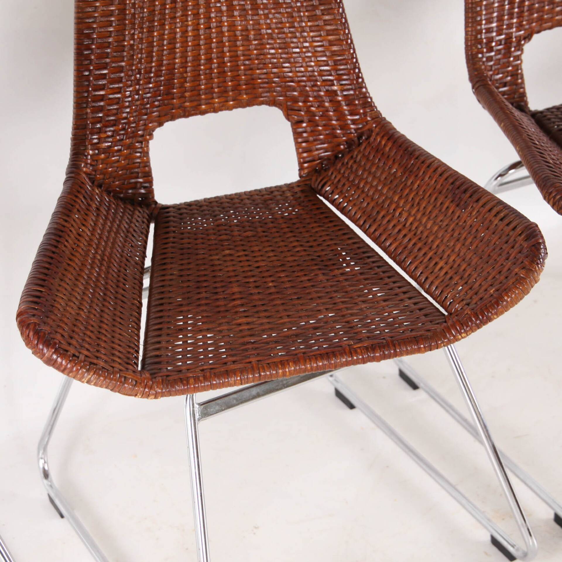 Suite de 4 chaises en rotin et chrome