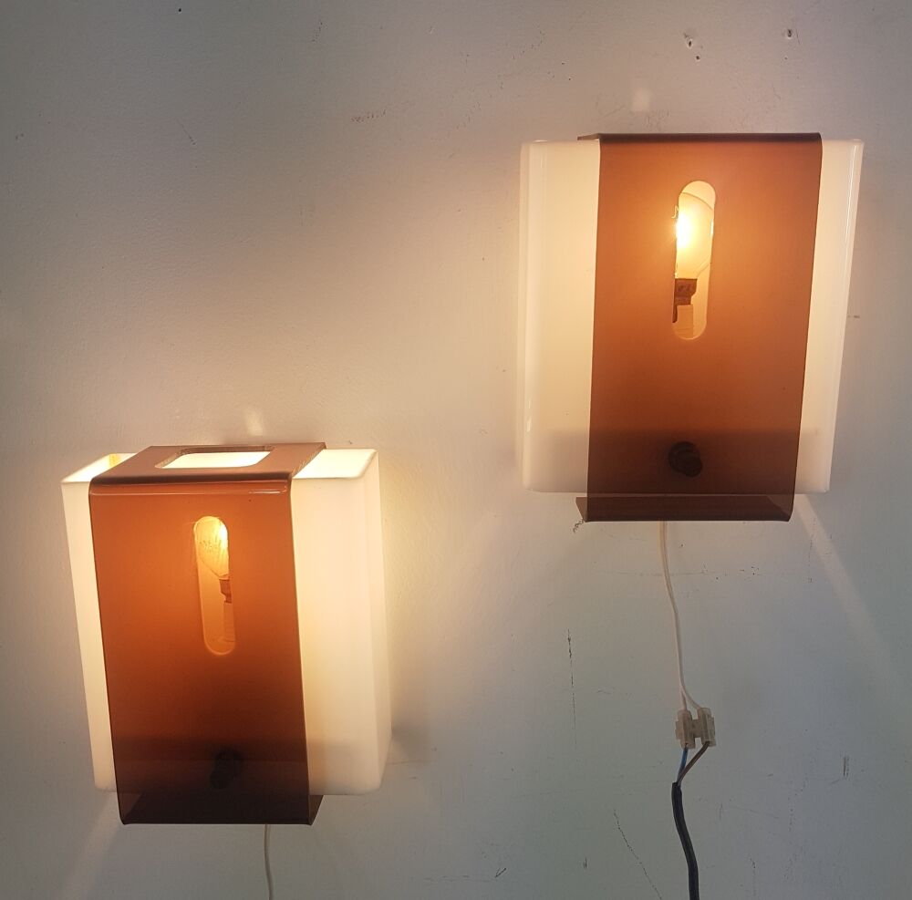 Paire d'appliques en plexiglass