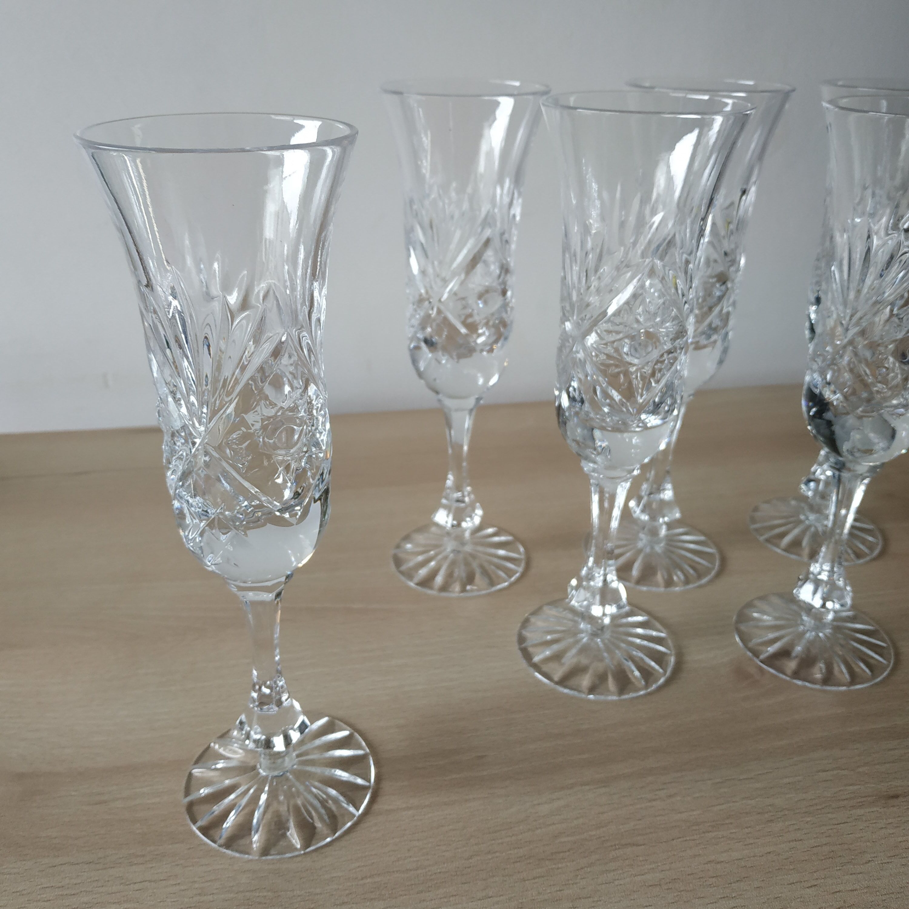 Champagne glasses in chiseled crystal from Lorraine