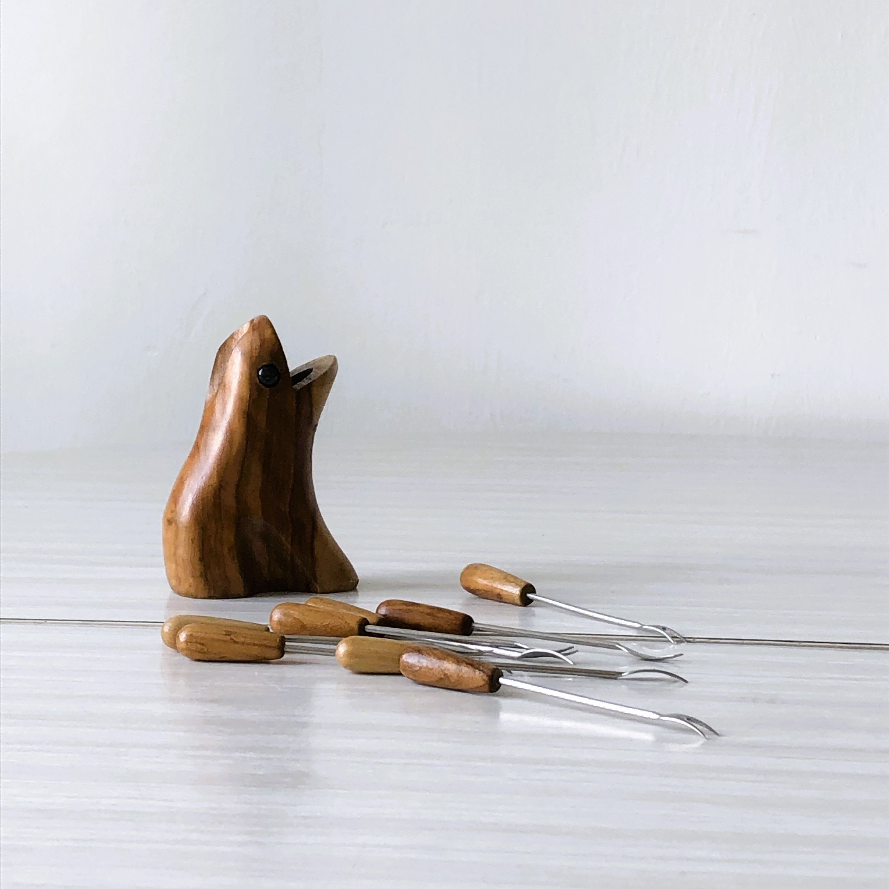 Support snail pikes / olive wood appetizer in the shape of a frog