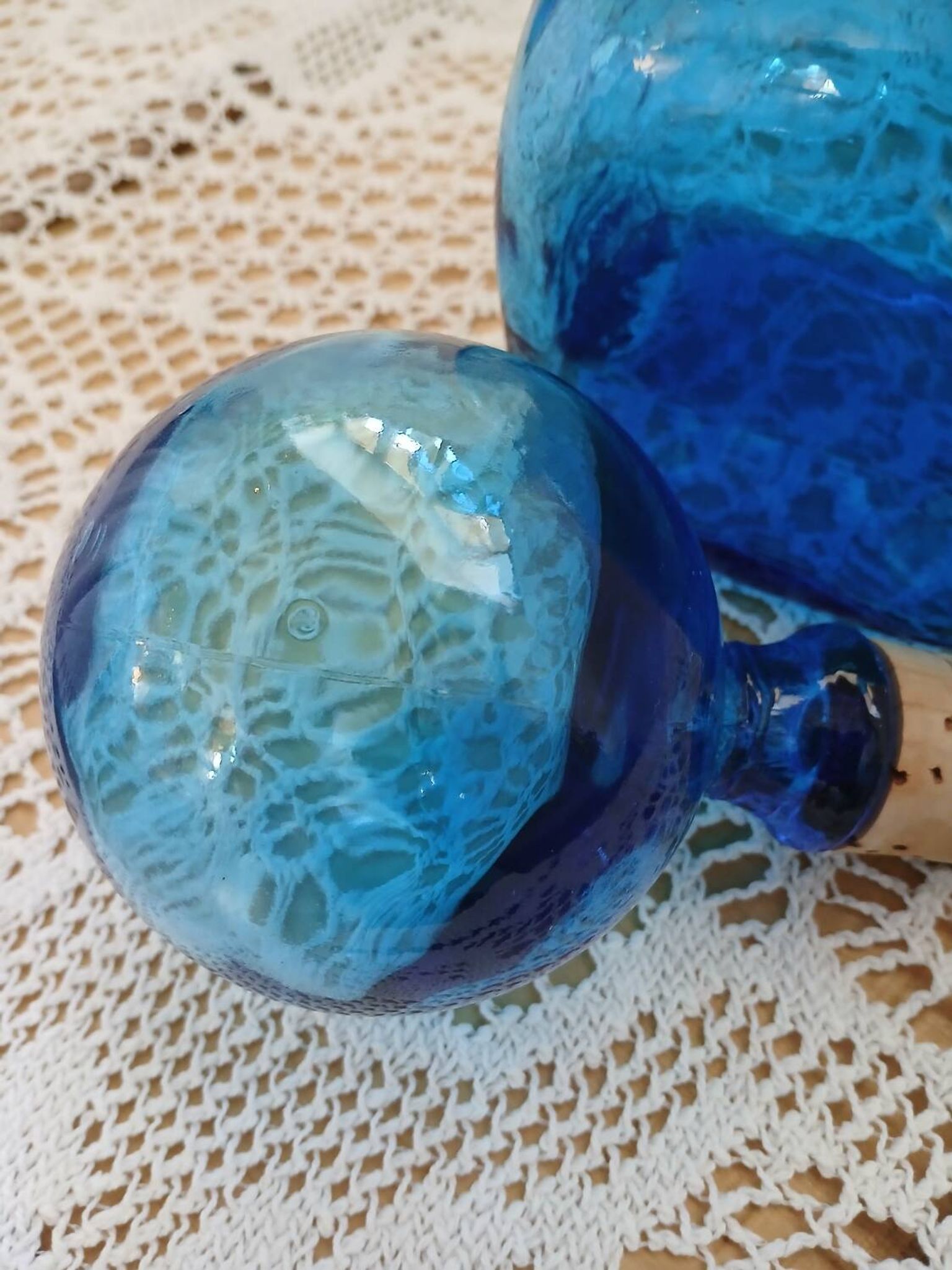 Carafe en verre bosselé bleu