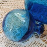 Carafe en verre bosselé bleu